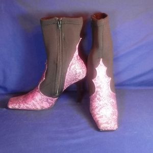 Rouge Helium Booties